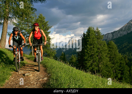 Weibliche Mountainbiker Radfahren durch Karer Pass, Dolomiten, Norditalien, Europa Stockfoto