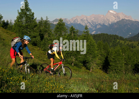 Weibliche Mountainbiker, Mt. Marmolada in den Hintergrund, Dolomiten, Nord-Italien, Europa Stockfoto