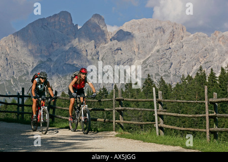 Mountainbiker-Frauen am Schiller Hof, Mt. Rosengarten im Hintergrund, Dolomiten, Norditalien, Europa Stockfoto