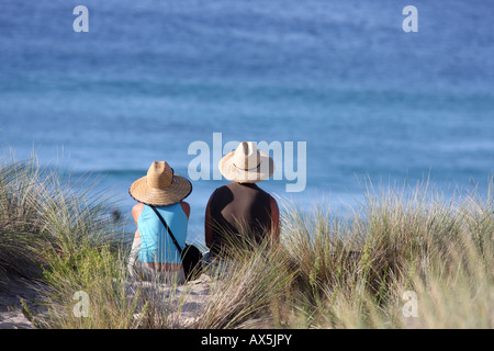 Zwei Personen blicken auf das blaue Meer an einem sonnigen Tag Stockfoto