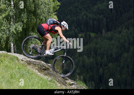 Weibliche Mountainbiker in der Nähe von Sarnthein, Sarntaler, Bolzano-Bozen, Nord-Italien, Europa Stockfoto