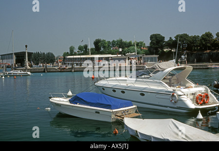 Boote im Hafen von Peschiera del Garda, Italien Stockfoto