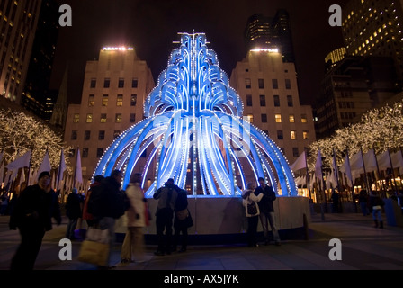 Electric Fountain der Künstler Tim Noble und Sue Webster in Rockefeller Plaza in New York City Stockfoto