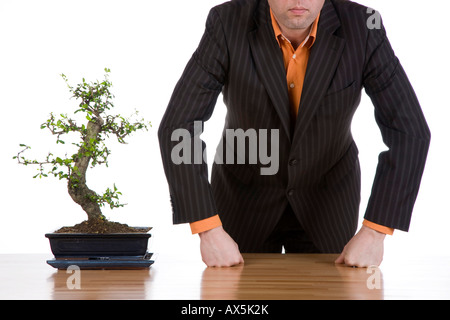 Manager mit den Fäusten an der Rezeption Stockfoto