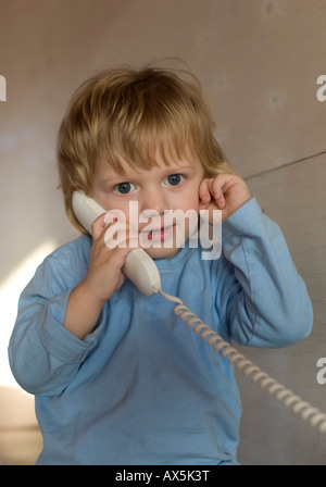 Junge am Telefon sprechen Stockfoto