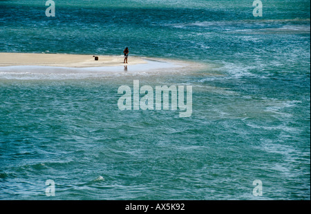 Insel Itaparica, Bahia, Brasilien. Fischer auf einem Spieß von Sand. Stockfoto