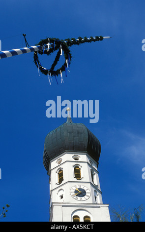 Maibaum über dem Turm der St. Benedikt-Kirche in Geretsried-Gelting, Upper Bavaria, Bayern, Deutschland, Europa Stockfoto