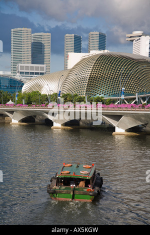 Bum Boot in den Singapore River in Richtung Esplanade genannt, die große Durian und der Esplanade Bridge-Singapur Stockfoto