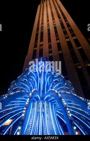 Electric Fountain der Künstler Tim Noble und Sue Webster in Rockefeller Plaza in New York City Stockfoto