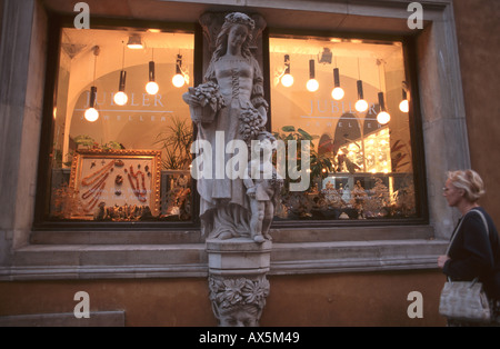 Warschau, Polen. Schmuck Shop mit Statue einer Frau und Kind in mittelalterlicher Tracht; Altstadt. Stockfoto