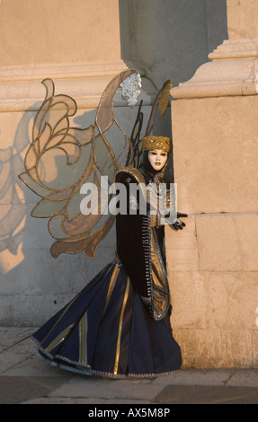 Person in ein Kostüm gekleidet und trägt eine Maske während des Karnevals in Venedig, Italien, Europa Stockfoto