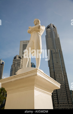 Statue zum Gedenken an Sir Thomas Stamford Raffles im kolonialen Viertel Singapur Stockfoto