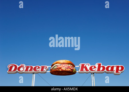 Werbung für einen Döner Kebab (Donair) Shop vor blauem Himmel in Eckental, Middle Franconia, Bayern, Deutschland, Europa Stockfoto