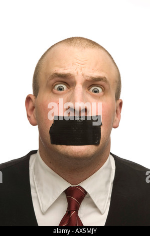 Junger Mann mit seinem Mund mit Klebeband bedeckt Stockfoto