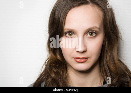 Porträt einer jungen Frau vor einem weißen Hintergrund Stockfoto