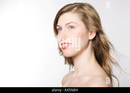 Porträt einer jungen Frau, ihr Haar fließt Stockfoto