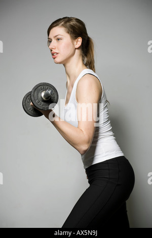 Junge Frau mit Gewichten, Hanteln trainieren Stockfoto