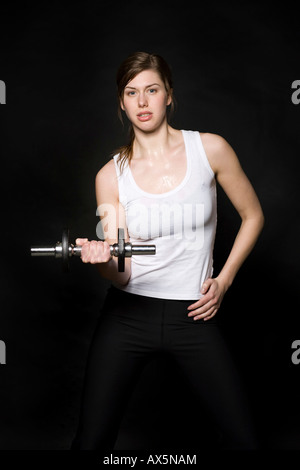Junge Frau mit Gewichten, Hanteln trainieren Stockfoto