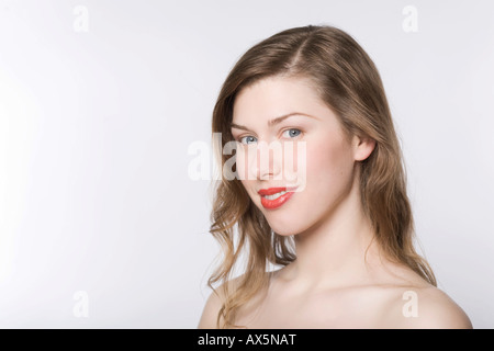 Porträt einer jungen Frau mit rotem Lippenstift Stockfoto