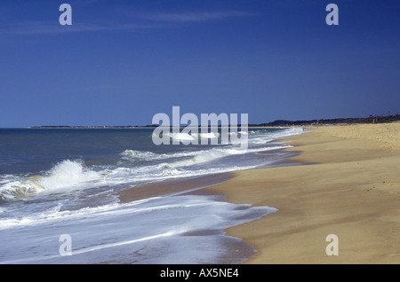 Porto Seguro, Bahia, Brasilien. Wellen brechen auf dem goldenen Sand am Strand von Santa Cruz de Cabralia. Stockfoto