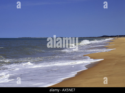 Porto Seguro, Bahia, Brasilien. Wellen brechen auf dem goldenen Sand am Strand von Santa Cruz de Cabralia. Stockfoto