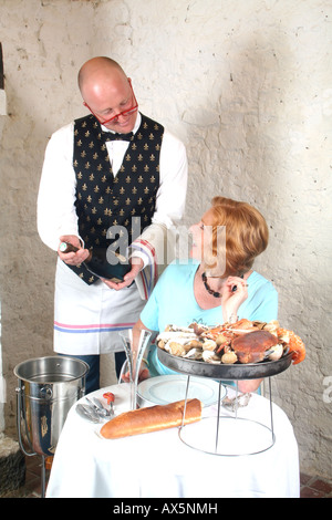 Junge Dame warteten auf in ein Fischrestaurant Stockfoto