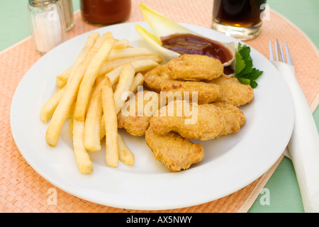 Hähnchen-Nuggets mit Barbecue-Sauce und Pommes frites Stockfoto