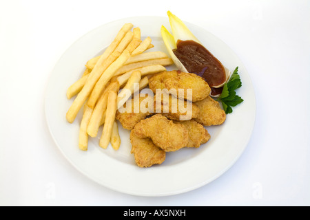 Hähnchen-Nuggets mit Barbecue-Sauce und Pommes frites Stockfoto