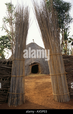 Karrera, Burundi. Traditionelle Reed Haus mit Schilf Säulen am Eingang zu dem Gelände. Stockfoto