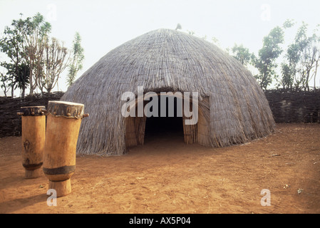 Karrera, Burundi. Traditionelle Reed Haus mit Trommeln außerhalb. Stockfoto