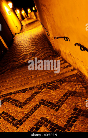 Schmale alte Gasse in der Nacht, Hradschin (Burgviertel), Prag, Tschechische Republik, Europa Stockfoto