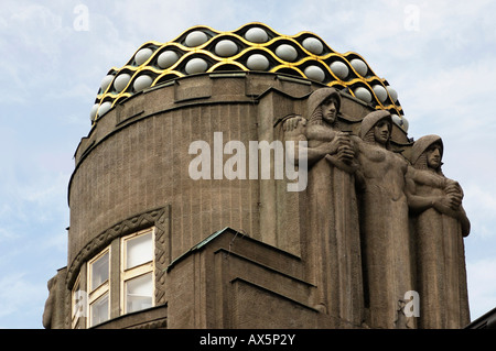 Jugendstil-Skulpturen auf einem Dach in Prag, Tschechische Republik, Europa Stockfoto