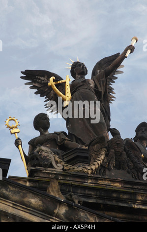 Statuen auf dem Dach des Nationalmuseum, Wenzelsplatz, Prag, Tschechische Republik, Europa Stockfoto