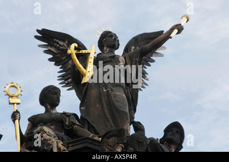 Skulpturen auf dem Dach des Nationalmuseum, Wenzelsplatz, Prag, Tschechische Republik, Europa Stockfoto