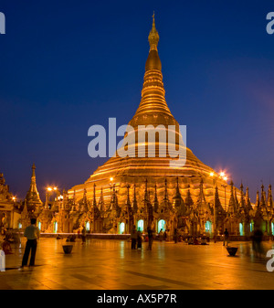 Shwedagon-Pagode, Twilight in Yangon (Rangoon), Myanmar (Burma), Südost-Asien Stockfoto