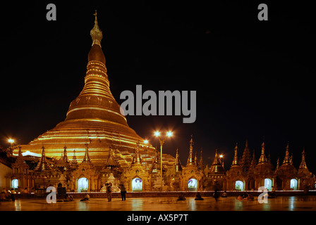 Shwedagon-Pagode, nachts in Yangon (Rangoon), Myanmar (Burma), Südost-Asien Stockfoto