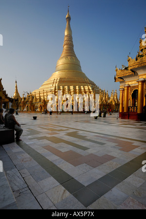 Shwedagon-Pagode in weiche Morgenlicht, Yangon (Rangoon), Myanmar (Burma), Südost-Asien Stockfoto
