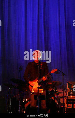 Kanadischer Musiker Tom Cochrane führt bei einem Konzert. Stockfoto