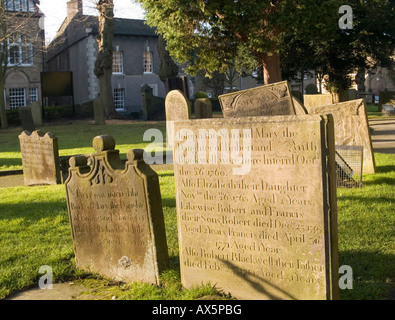 Der Friedhof an der Church of St Lawrence in der Pest Dorf Eyam, Peak District Derbyshire UK Stockfoto