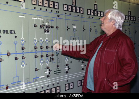 Pocerady, Tschechische Republik. Kraftwerk; Mann im Overall am Leitstand. Stockfoto