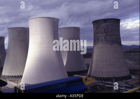 Pocerady, Tschechische Republik. Kraftwerk Kühltürme. Stockfoto