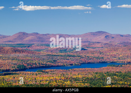 Adirondack Mountains im Herbst ihren Höhepunkt erreichen, Laub, Blick nach Norden vom Whiteface Essex County in New York Stockfoto