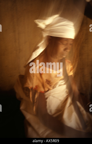 Kiaxi, Tansania. Weibliche traditionelle Heiler Schamane eine heilende Ritual durchführen, im Haus der eine kranke Frau. Stockfoto