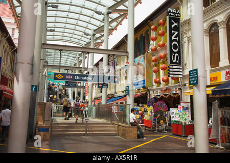 Eingang zur Chinatown MRT Station auf Pagoda Street Singapur Stockfoto