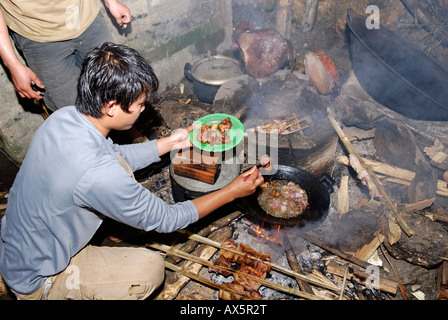 Männer kochen in einer Hütte, Ha Giang Provinz, Nord-Vietnam Stockfoto