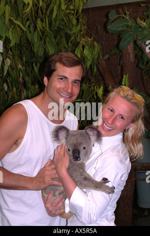 Touristen halten Koala in Kuranda Rain Forrest in Queensland-Australien Stockfoto