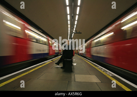 Abfahrt der Züge und warten Passagiere am u-Bahnhof Clapham South, London, England, UK, Europa Stockfoto