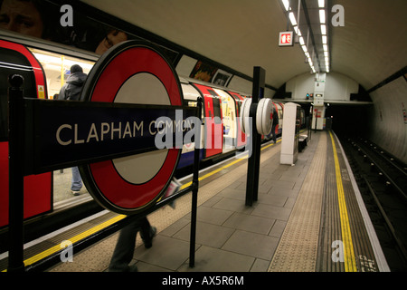 Passagiere und Zug Ankunft in Clapham Common u-Bahn Station, London, England, UK, Europa Stockfoto