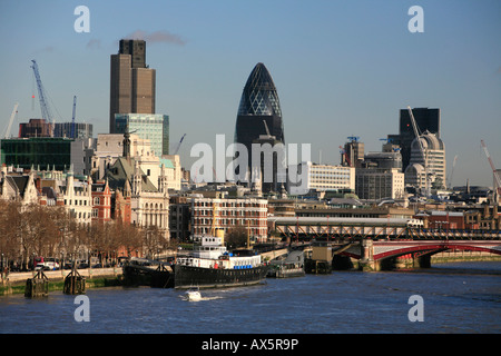 Blick von einer Brücke über die Themse in Richtung City of London einschließlich der Swiss Re Tower, London, England, UK, Europa Stockfoto