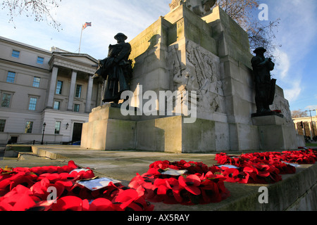 Königliche Artillerie-Memorial mit frisch gelegten Kränze, Hyde Park Corner / Wellington Arch, London, England, UK, Europa Stockfoto